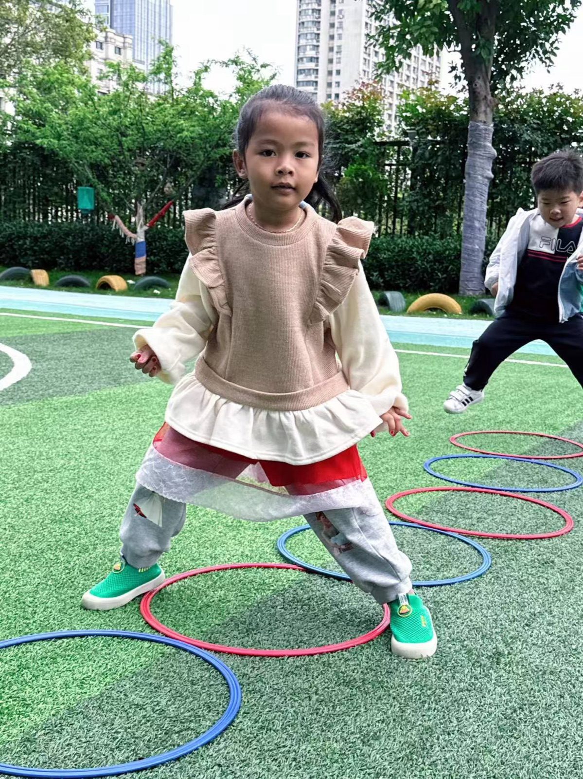 彩虹圈里跳一跳，户外课的欢乐时光
