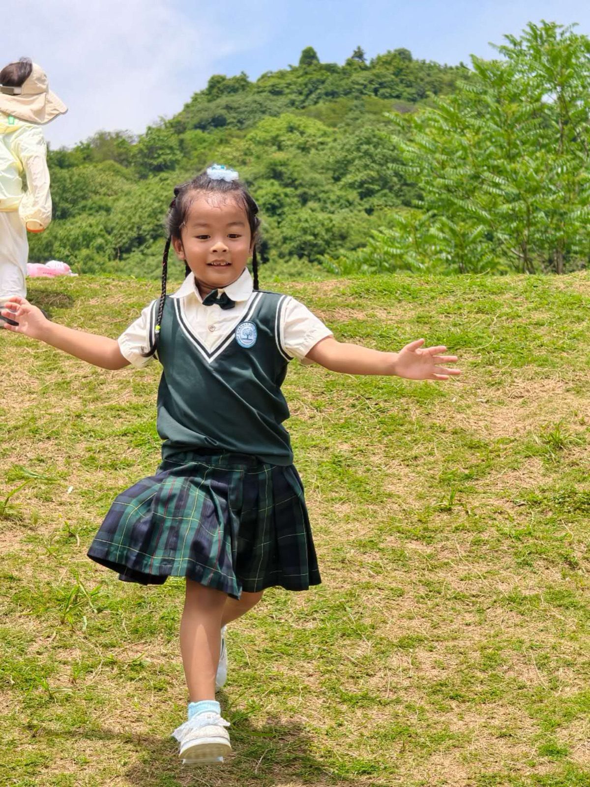 草地上拎着小白包，踮起脚尖学跳芭蕾