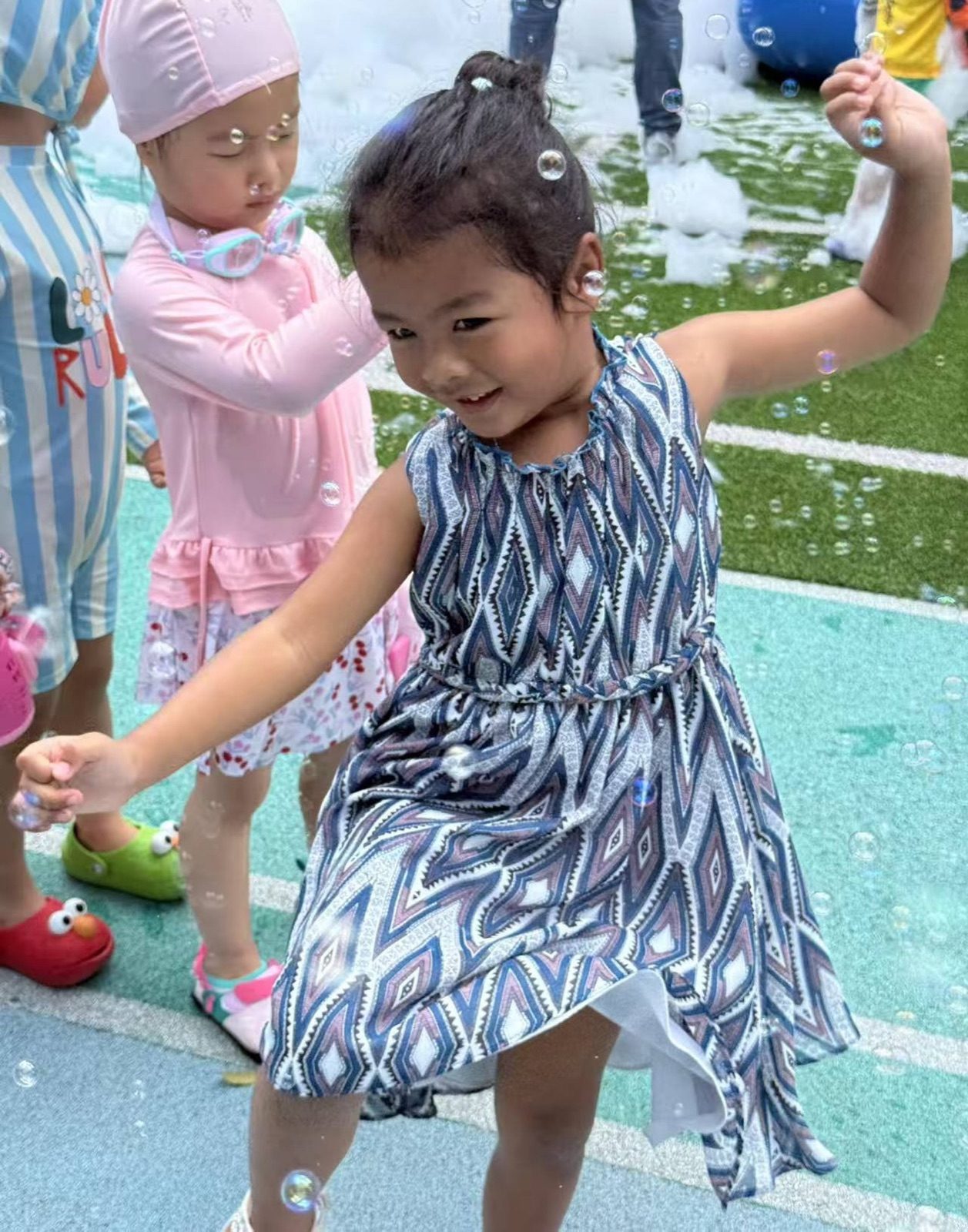和老师在走廊里说话，认真地点着头