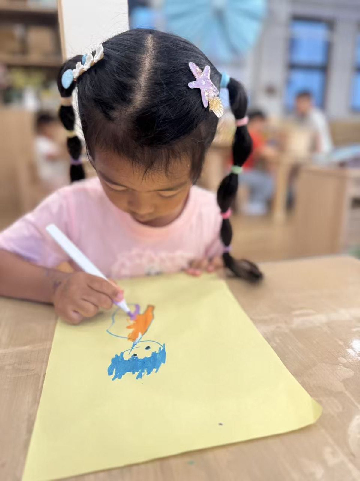 穿着小西装背心，今天她是小主持