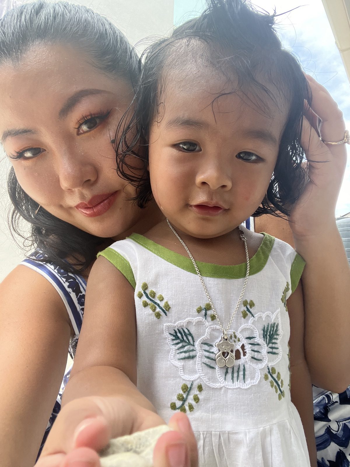 清晨的床上，母女贴脸的小幸福