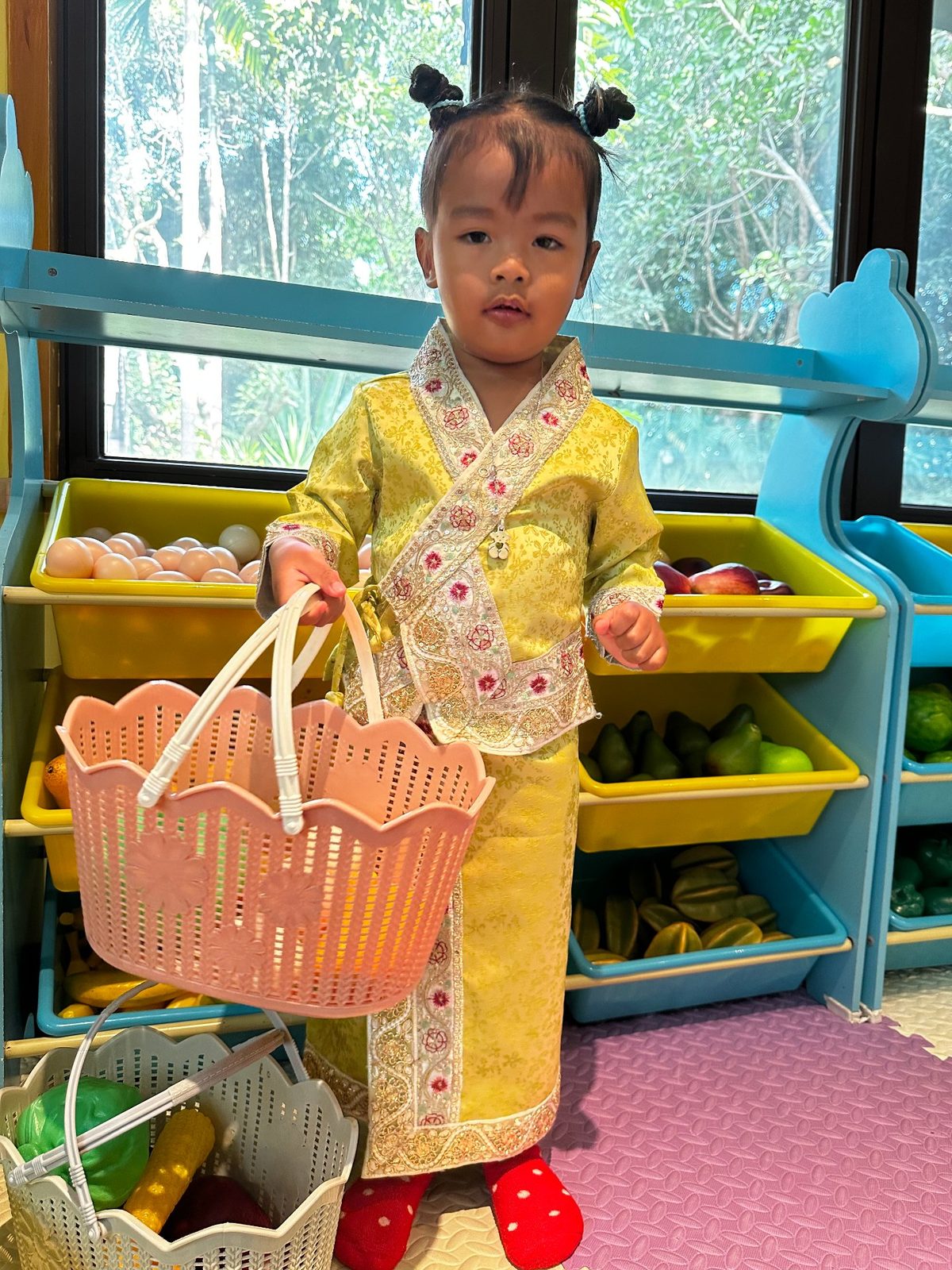 黄色汉服小绣花鞋，提着粉色小篮子——这是小中医小卖部主理人吗？