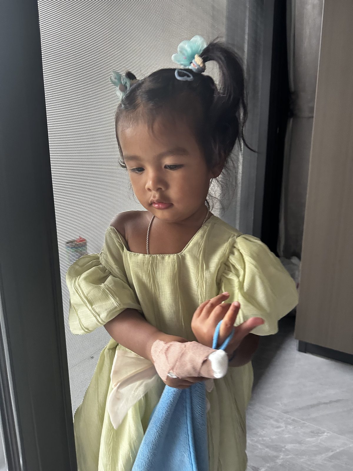 👗 嫩绿公主裙低头凝视自己的小手——她在想什么呢？