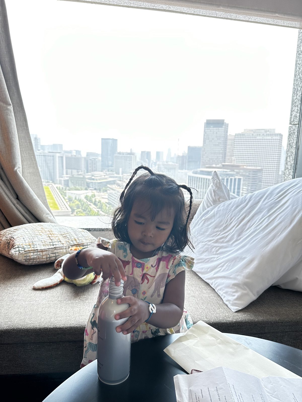 住在能看见高楼的房间里，刚睡醒就往窗外看