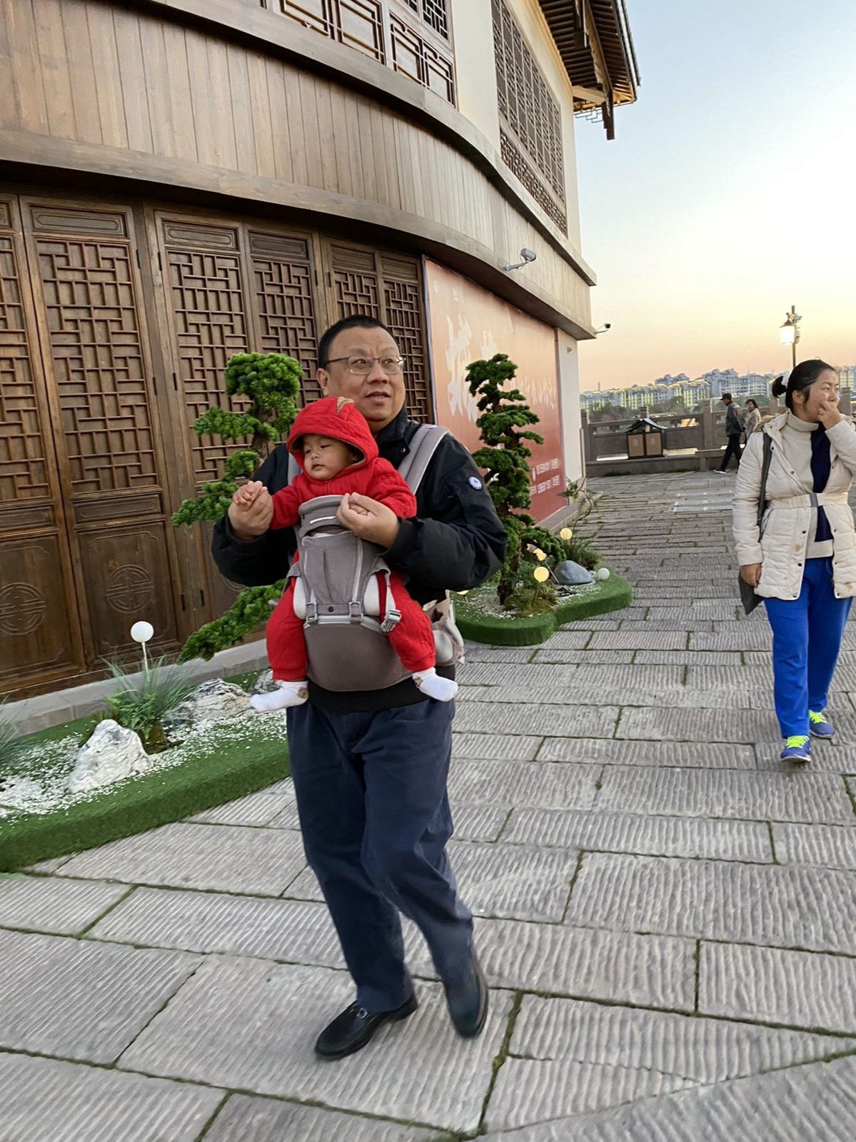 外滩的傍晚，外公抱着阿雅看江风