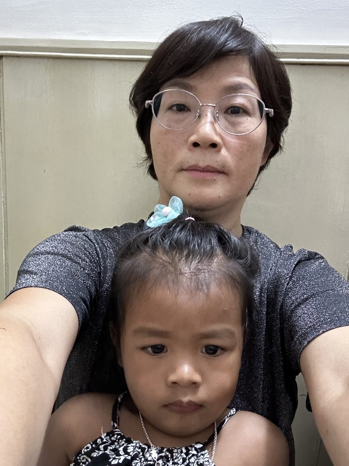 外婆和阿雅贴着脸，两张笑脸挤在一块
