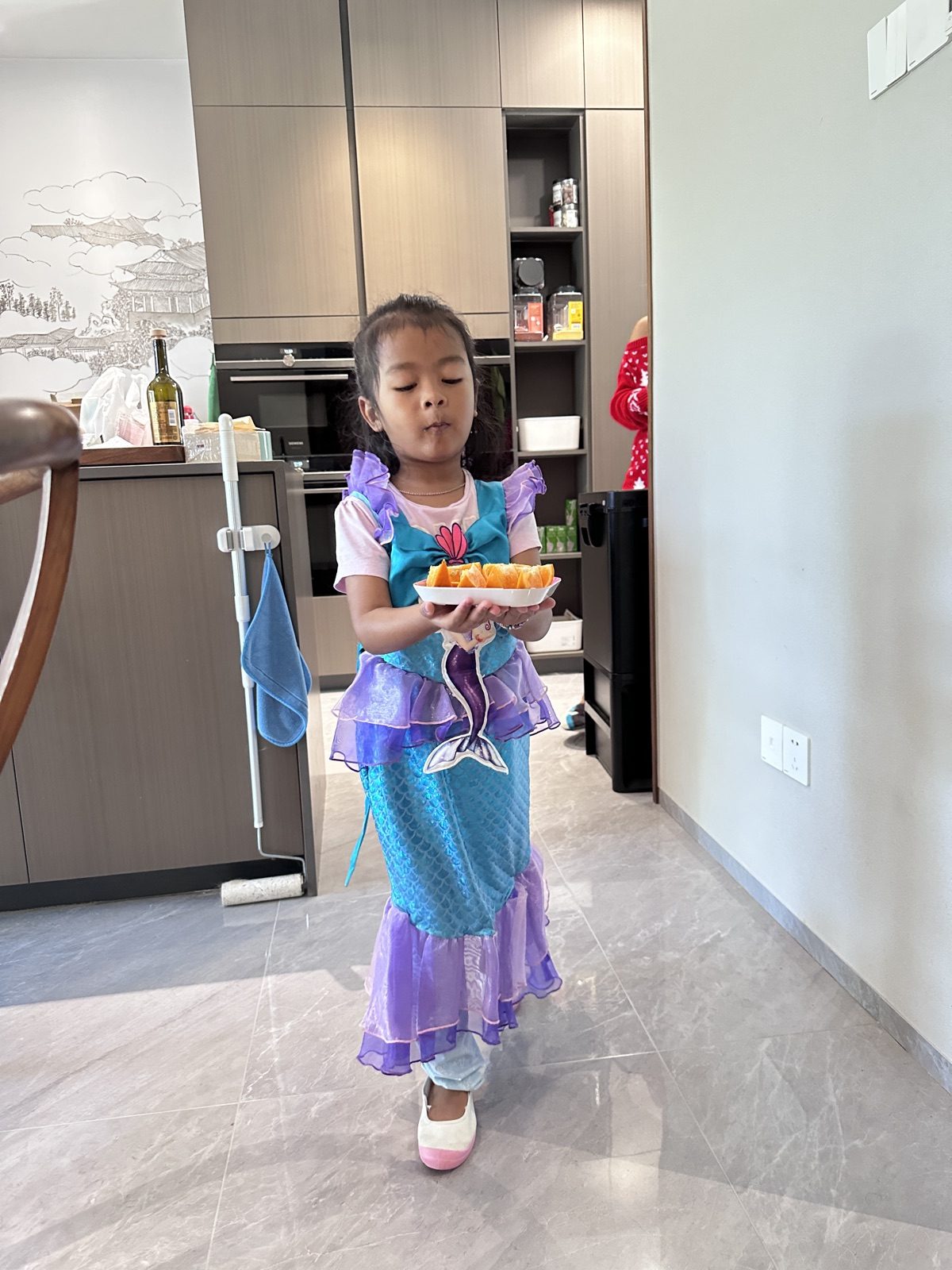 穿着花裙子走在走廊里，像个小公主
