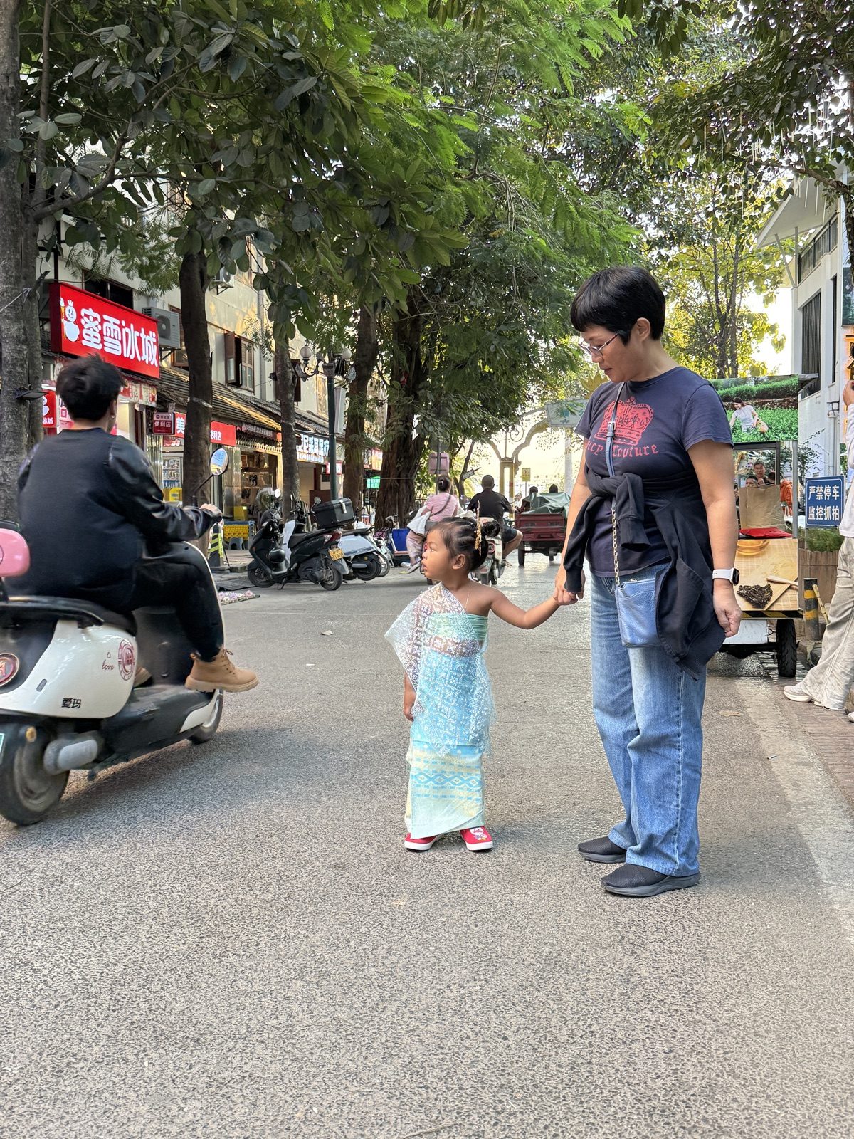 外婆拎起阿雅的小手，一起到街上去