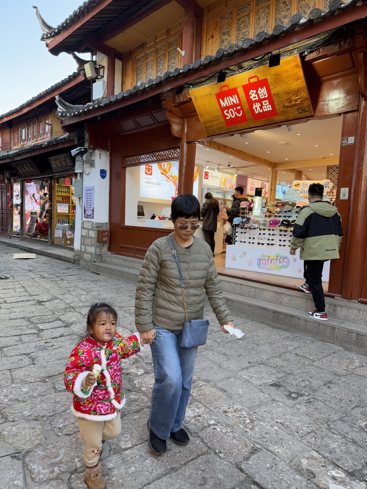 香格里拉古城的青石板街上，外婆领着小阿雅慢悠悠地逛