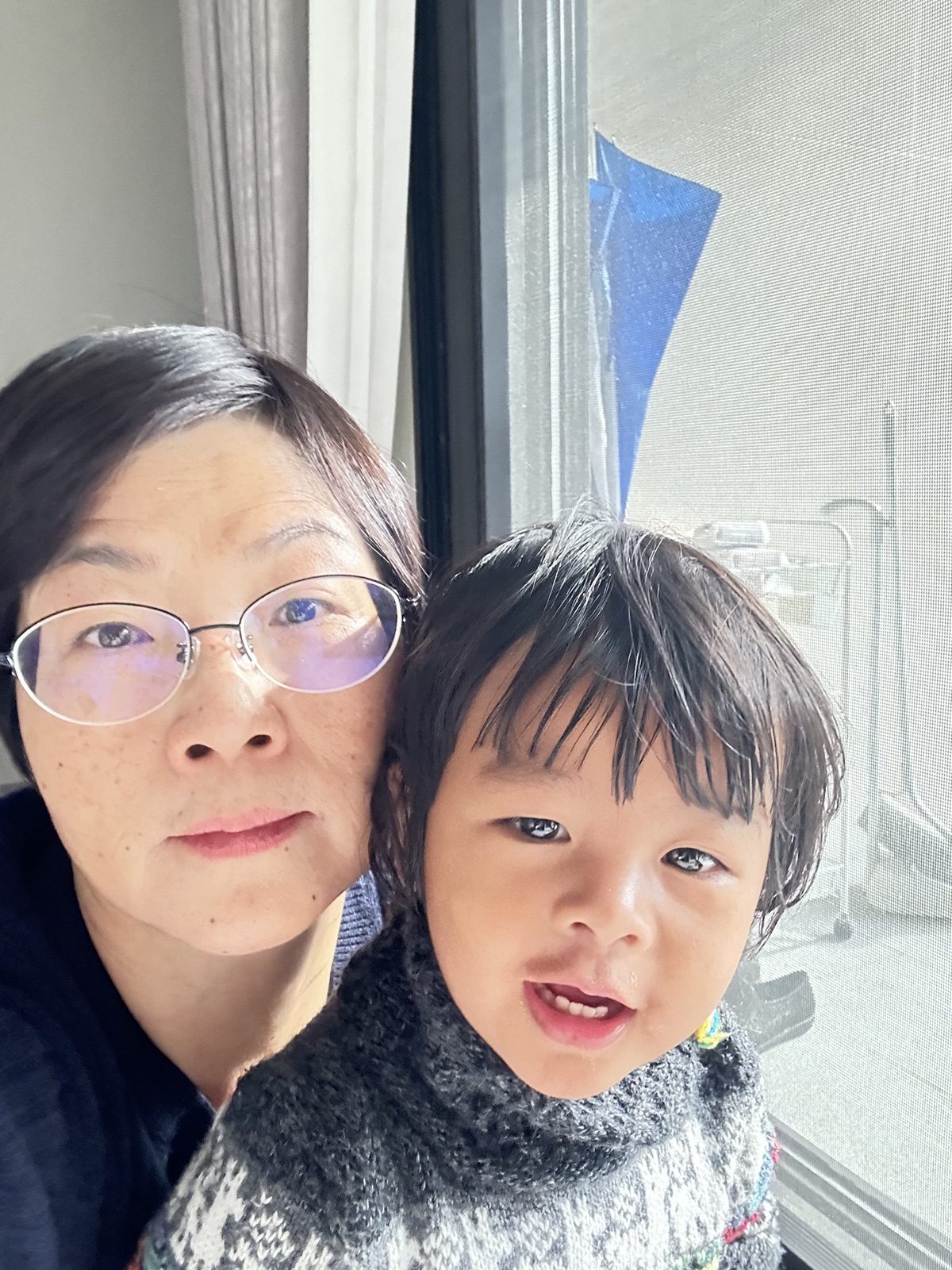 冬天穿高领毛衣，和外婆贴脸自拍一张