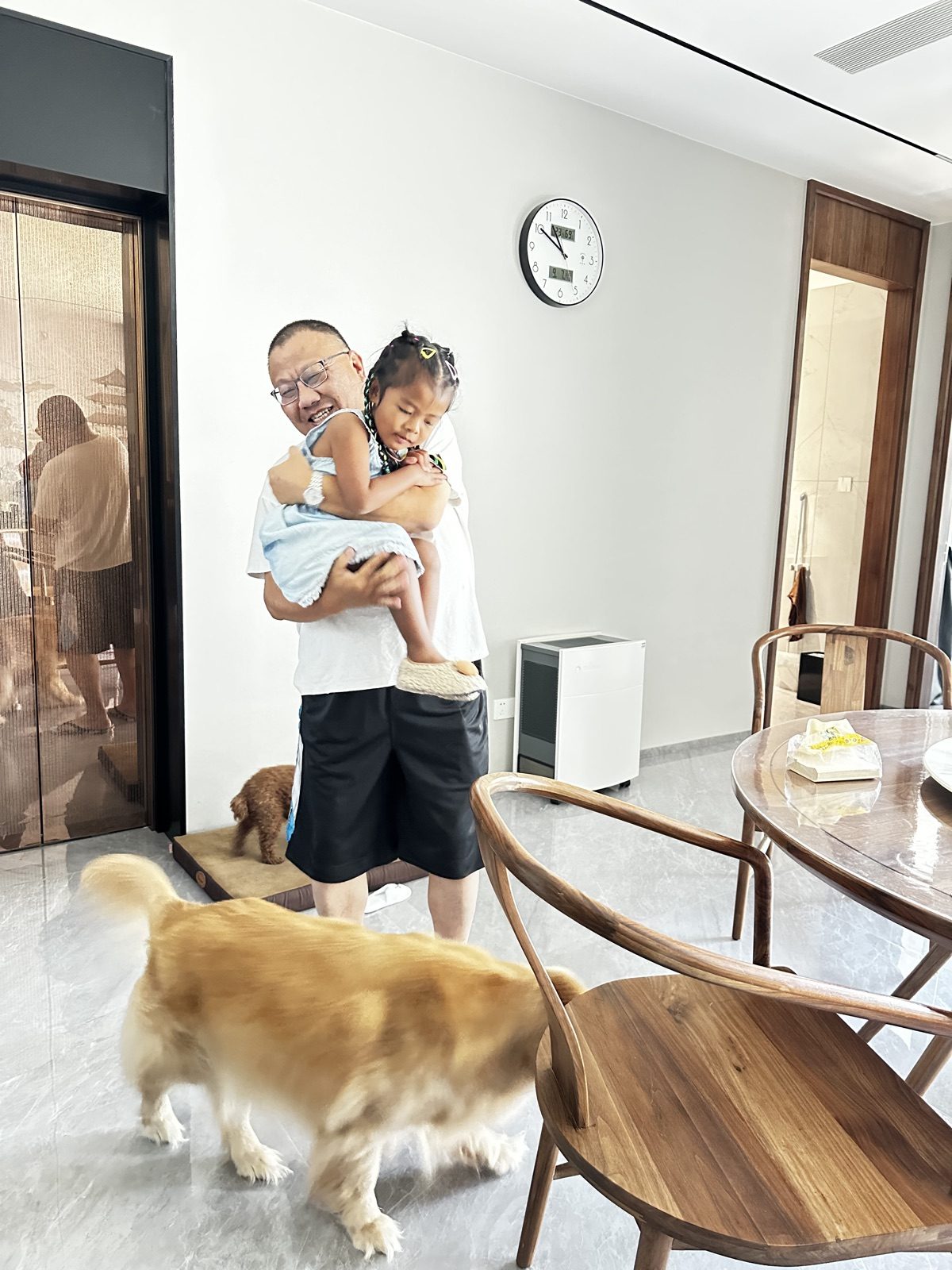 金毛犬在脚边转，外公稳稳地抱着阿雅