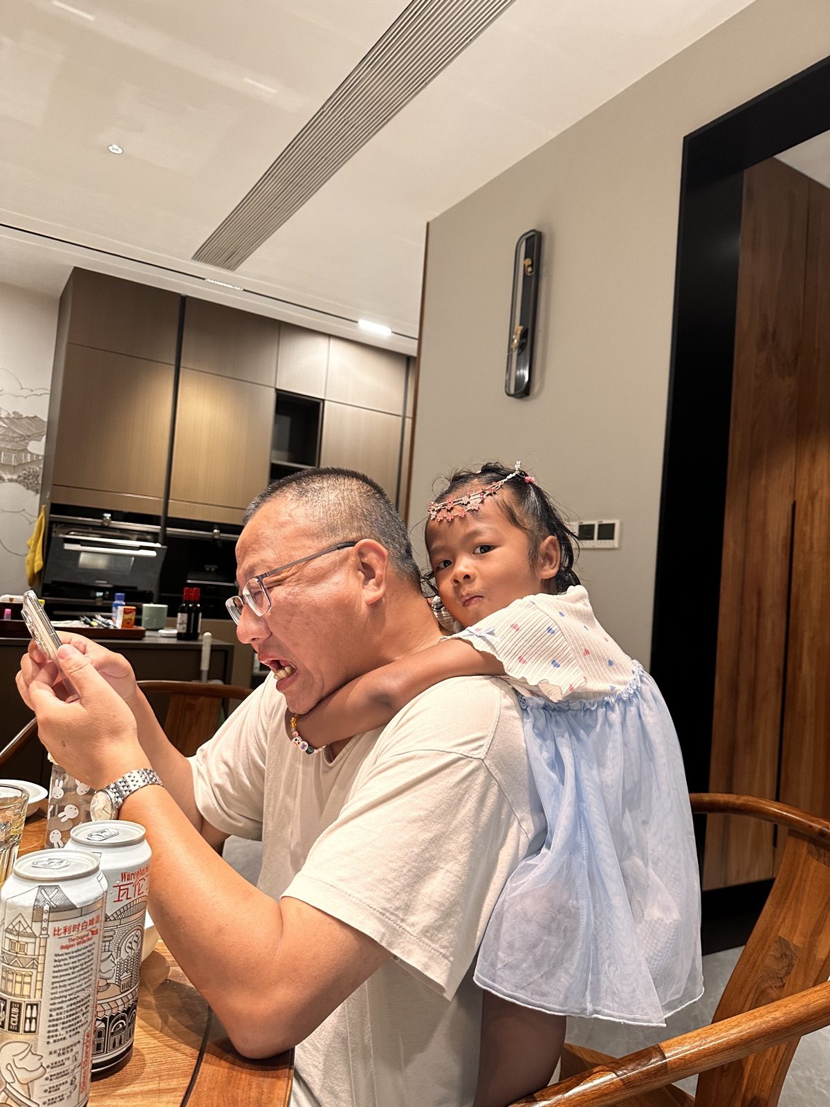 被外公高高背起，旁边外婆笑得眯起眼