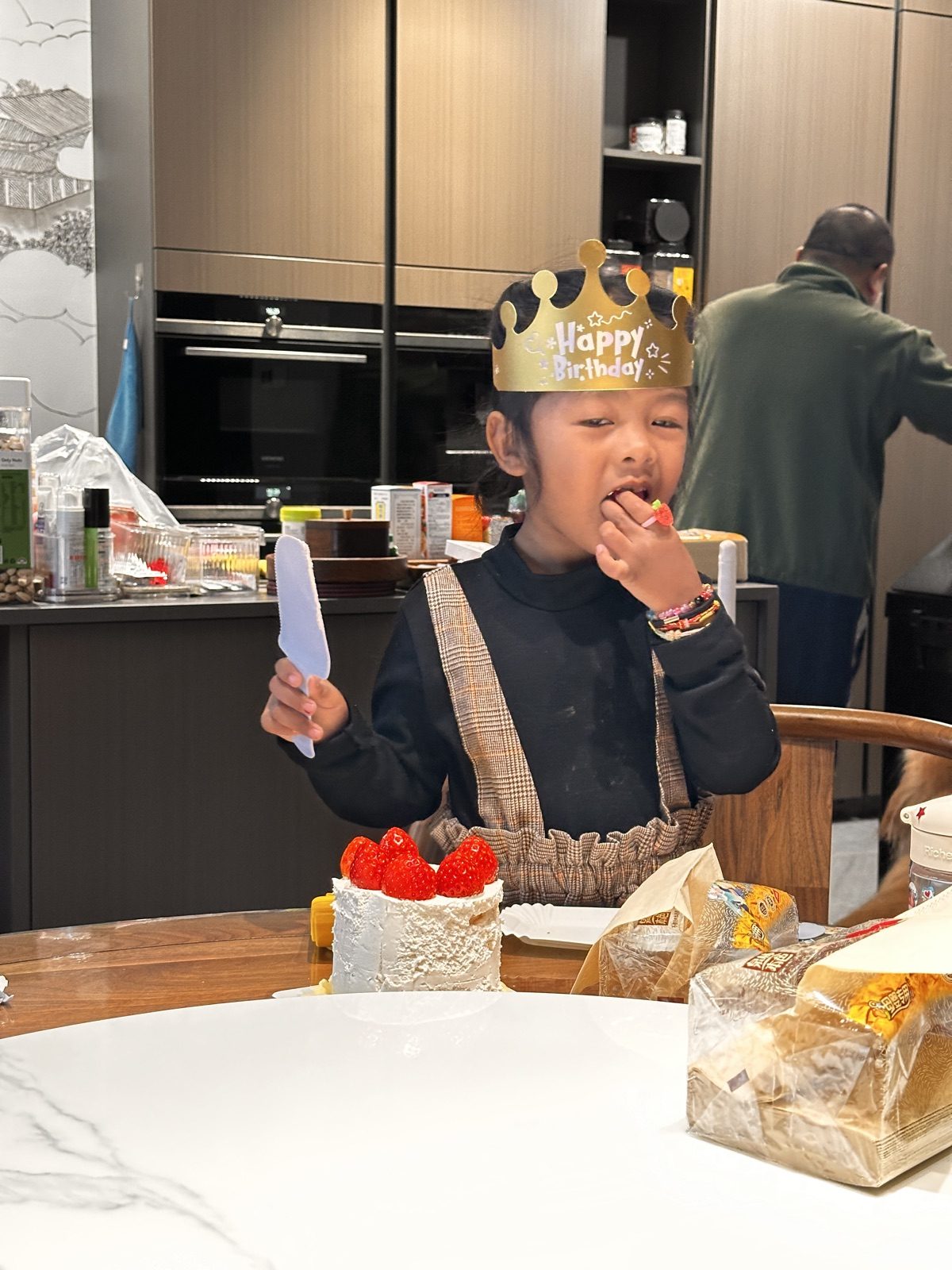 三周岁生日现场，戴上小皇冠的公主