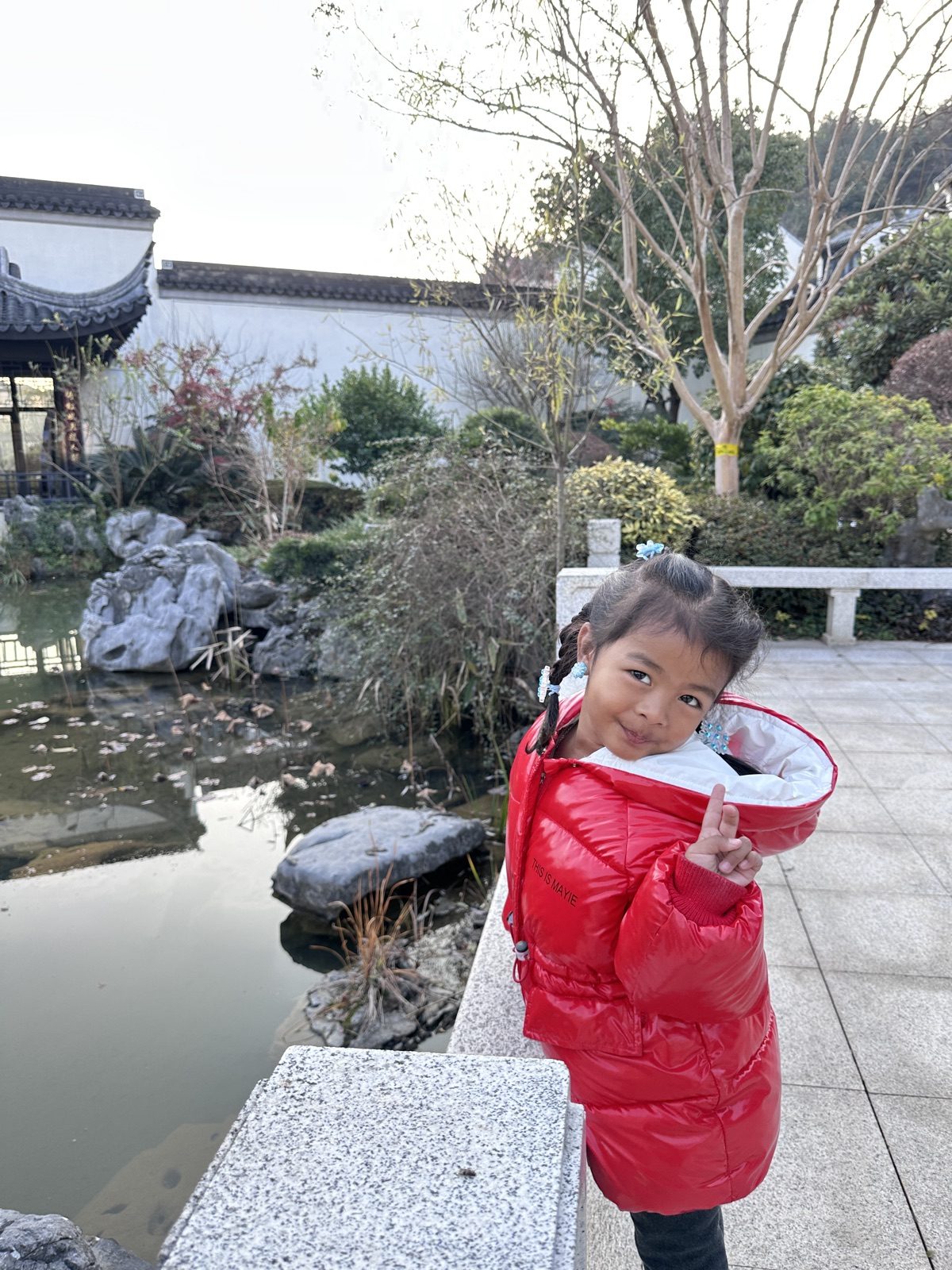 公园里踩着小石头，稳稳地走