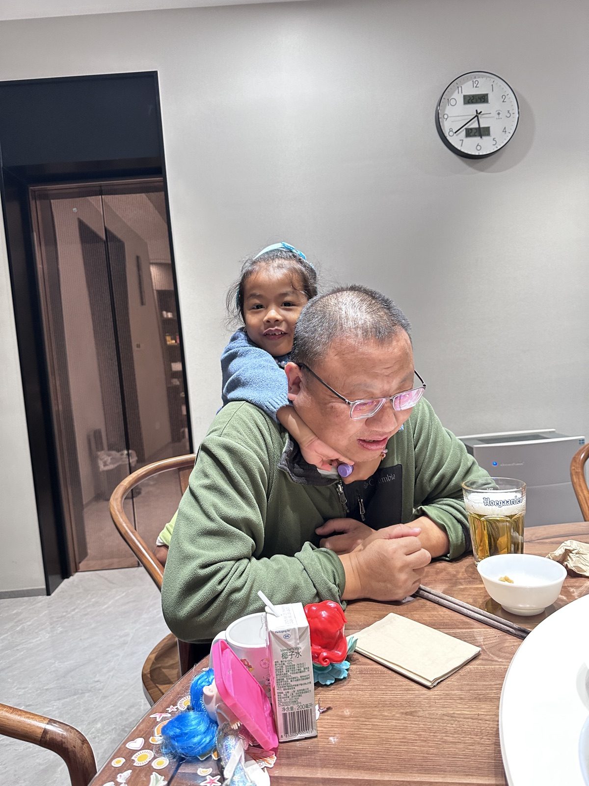 背后是外公，前面是餐桌，阿雅最爱的小角落
