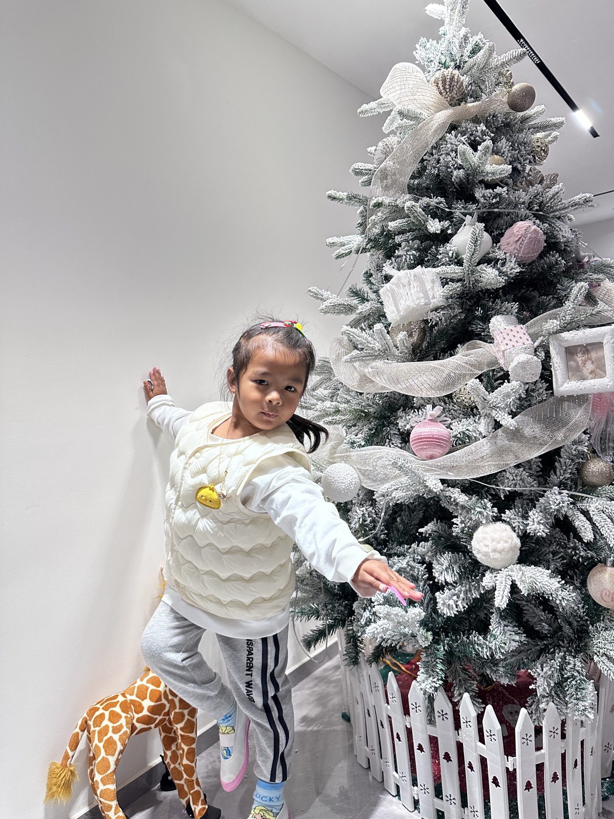 圣诞树旁，最爱的梅花鹿玩偶陪着她